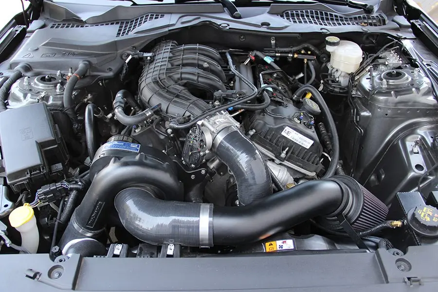 2015-ford-mustang-v6-uh2-900x600-1.webp
